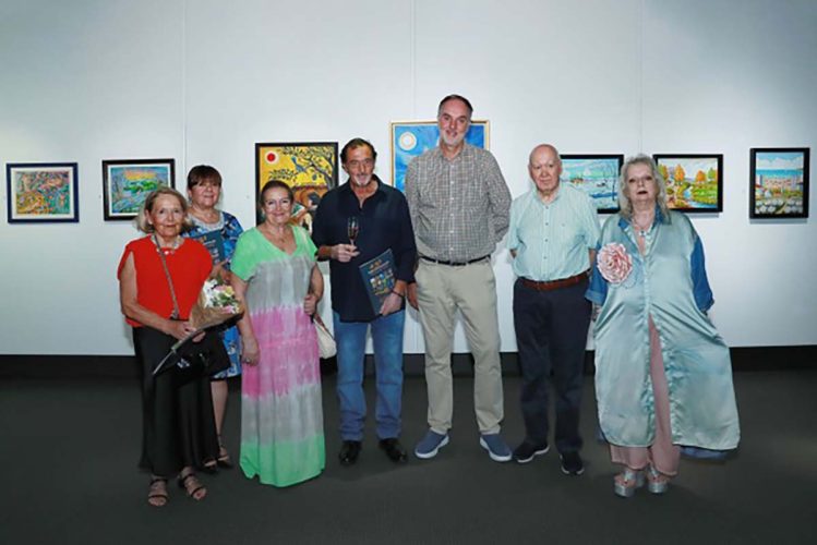 Pedro Lima de Carvalho com alguns dos artistas participant es no Salao Naif